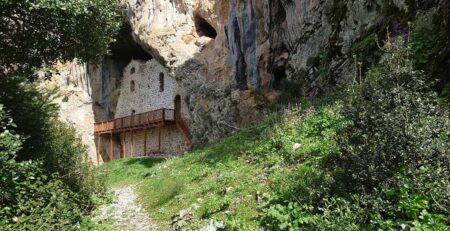 Ορεινό μονοπάτι της Αγιαρσαλή με θέα στο φαράγγι και πυκνή βλάστηση, οδηγεί στο εκκλησάκι μέσα σε σπηλιά.