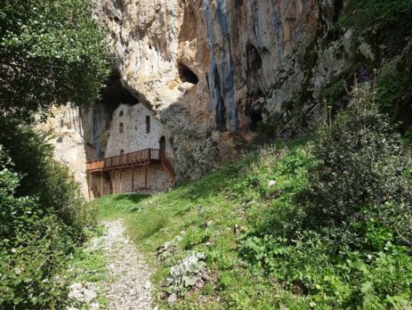 Ορεινό μονοπάτι της Αγιαρσαλή με θέα στο φαράγγι και πυκνή βλάστηση, οδηγεί στο εκκλησάκι μέσα σε σπηλιά.